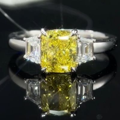 1.22ct ল্যাব গ্রোথ ডায়মন্ড রিং সঙ্গে হলুদ ডায়মন্ড তিন পাথর শৈলী কাস্টম তৈরি গয়না
